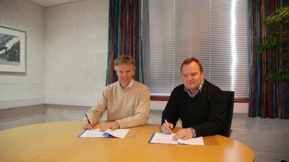 Adm dir Hans Ellingsen i Norsecraft AS (til venstre) og Petter Granaas eier i Geodesie Gruppen AS ved signering av kjøpskontrakten.