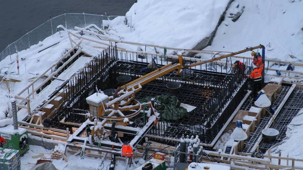 Det tok nærare 40 timar med samanhengande arbeid, då det vestre fundamentet på Hardangerbrua nyleg vart støypt.
