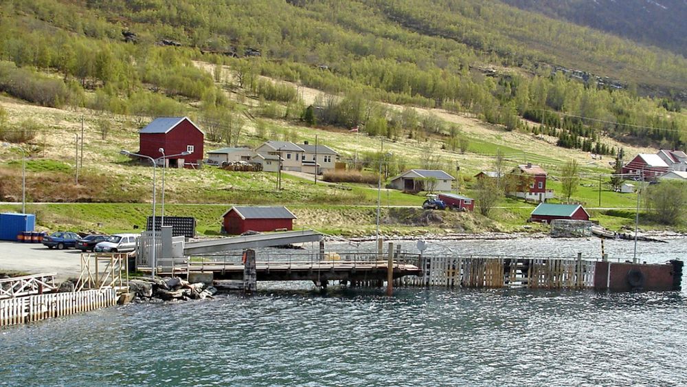 De tre fergekaiene i Rotsundet er bygd på 70-tallet og bærer preg av å være nedslitt. Dette ligger på fastlandet. Kampen om å få skifte det ut er jevn.