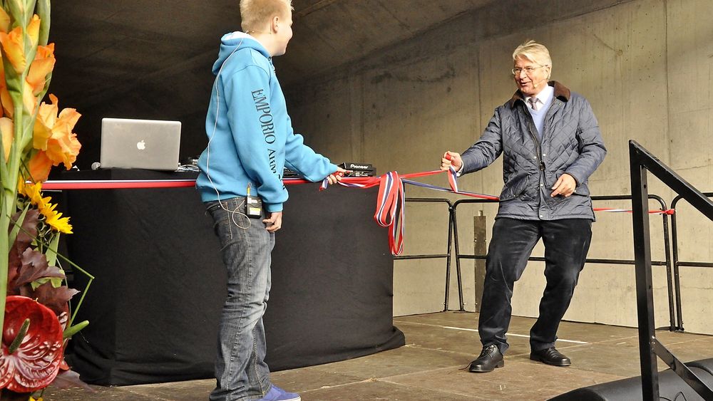 Elevrådsformann på Løren skole, Even Lilleng og ordfører Fabian Stang bryter snoren og markerer at prosjektet Sinsen-Ulven er åpnet, om ikke annet offisielt. (Foto: Anders Haakonsen)