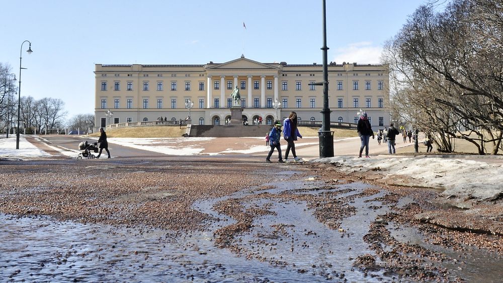 Endelig smelter isen på Slottsplassen. Dermed begynner grusen nok å gang å renne nedover Slottsbakken. Askim Entreprenør kan få jobben med å rette på forholdene. (Foto: Anders Haakonsen)