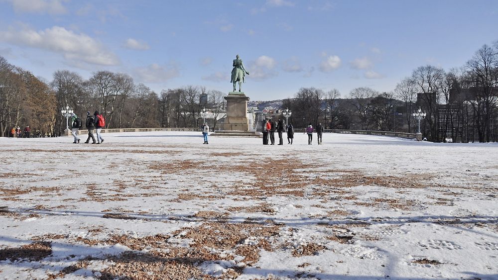 Om vinteren ligger den røde grusen i ro på Slottsplassen, men når regnet setter inn om våren, flommen den i strie strømmer nedover mot Karl Johans gate. (Foto: Anders Haakonsen)