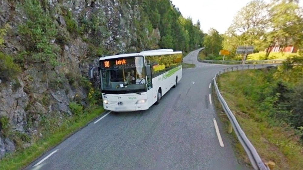 Bussen til Leirvik på Stord må presse seg inn mot fjellveggen for å slippe Google-bilen forbi. Det slipper den når den nye fylkesveg 542 blir ferdig sommeren 2017. (Foto: Google)