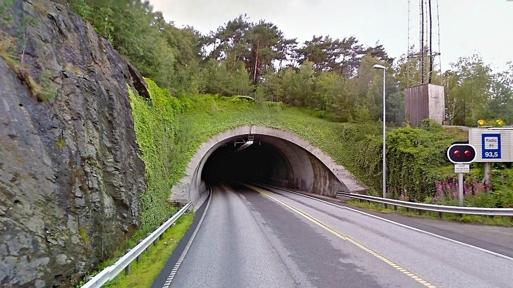 Fristen for levering av ventilatorer og armaturer til den 5 875 meter lange Byfjordtunnelen (bildet) og den den 4 424 meter lange Mastrafjordtunnelen er utsatt il 18. juni. (Foto: Google)