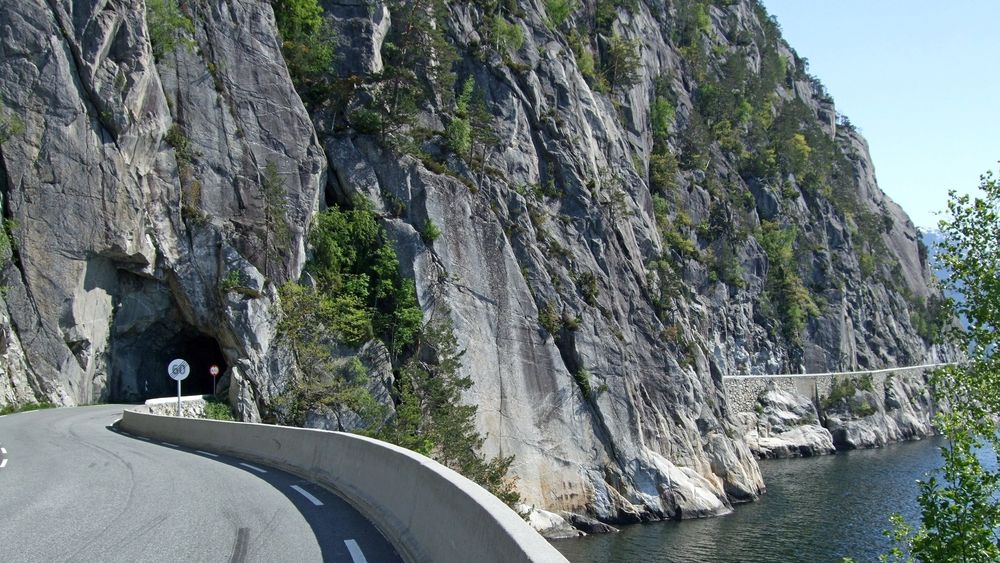 Denne korte tunnelen inngår i nåværende fylkesveg 7 under Lussandberget. På begge sider av den er rasfaren stor. I 2016 blir den erstattet av en mye lengre tunnel. (Foto: Statens vegvesen)