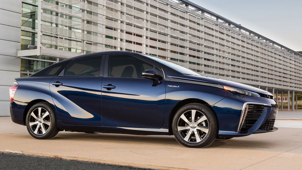 Hydrogendrevne Toyota Mirai klarer 500 km på en fylling av 4,5 kg hydrogen komprimert til 700 bar. Foto: Toyota