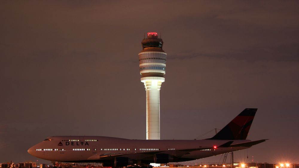En Boeing 747-400 fra Delta Air Lines på Hartsfield-Jackson Atlanta lufthavn. Fra ATL kan 80 prosent av den amerikanske befolkningen fly hjem på under to timer. Tårnet er med sine 121 meter det høyeste i Nord-Amerika og det fjerde høyeste i verden. 