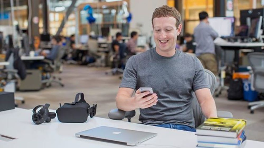 Annonser på mobil står for mer enn tre fjerdedeler av inntektene til Facebook. Toppsjef Mark Zuckerberg (bildet) har også satset mye på video, og tror virtual reality kan bli det neste store. De øker i hvert fall forskningen på området kraftig.