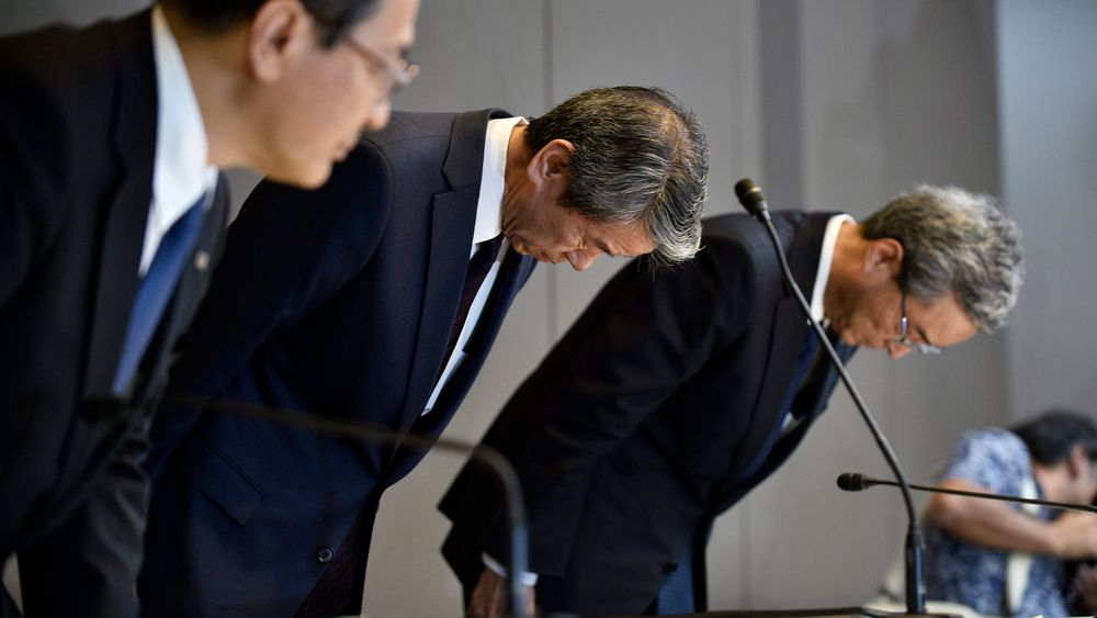 Toppsjef Hisao Tanaka (midten) varslet i juli sin avgang etter regnskapsskandalen i Toshiba. Her bøyer han hodet i en ydmykende seanse der både han, styreformann (til v.) Masashi Muromachi og visepresident (til h.) Keizo Maeda sa unnskyld.