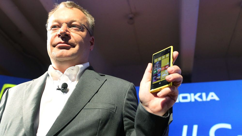 Nokia-topp Stephen Elop har vært hardt presset, men kan nå glede seg over positive utsikter for salget av deres Windows Phone-baserte smarttelefoner.