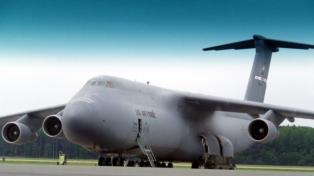 Det amerikanske Air Force Command, som driver forsynings- og transporttjeneste for det amerikanske flyvåpenet, vurderer å kjøpe inn opp til 16 000 nettbrett. Årsaken  er at det kan spare mange titalls kilo i vekt.  