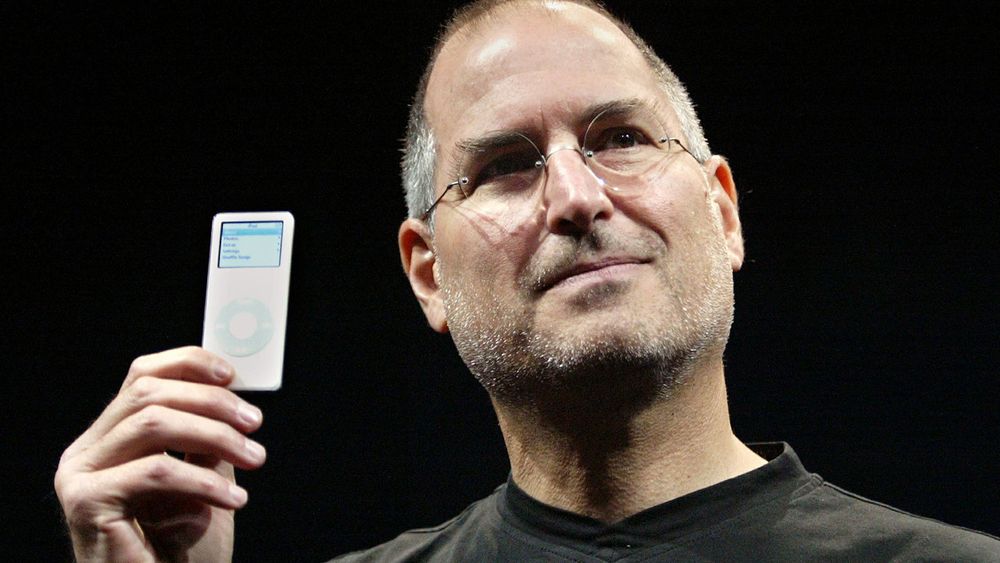 Vil Apple fortsette suksessen i 2012? Det spørsmålet stiller nå analytikere seg etter at Steve Jobs gikk bort oktober 2011. På bildet viser Jobs frem iPod Nano på en presentasjon i 2005. 