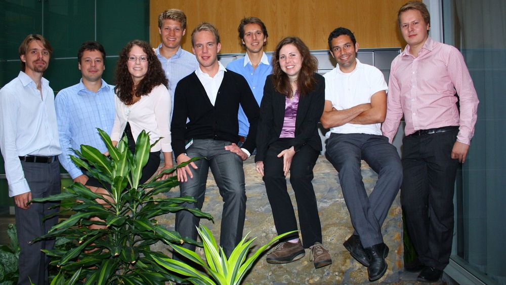I sommer brukte denne gruppen av studenter og Accenture-ansatte fem og en halv uker på å lage en ferdig Java-basert CRM-løsning på Google App Engine, med mange løsninger hentet fra andre Google-tjenester og fra Twitter. Foran fra venstre: Kittel Austvoll (Accenture), Holger Zobel (Accenture), Marte Jørgensen (student), Alexander Bjerkan (student), Anne-Cecilie Haugstvedt (student), Ramón Arellano (Accenture), Håvard Andersen (student). Bak: Andreas Holmqvist (student), Christian Askeland (student).