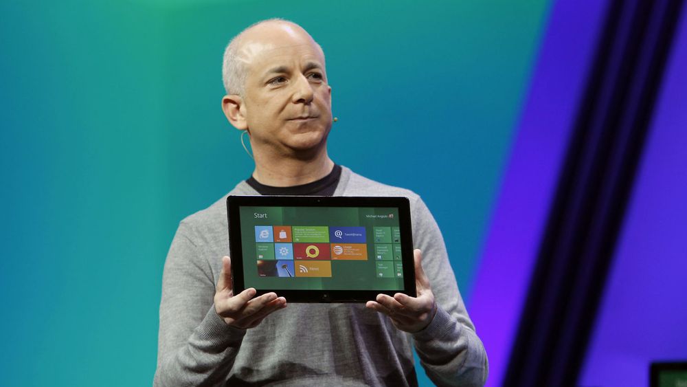 Windows-sjef Steven Sinofsky viste frem en prototyp av et Windows 8-basert nettbrett denne uken.