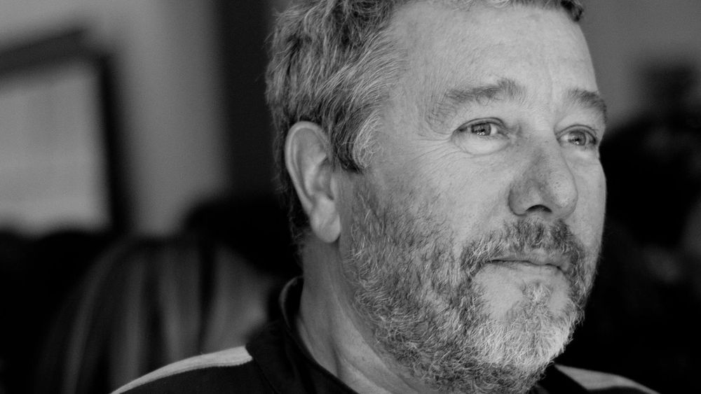 Phillippe Starck er en av verdens mest anerkjente designere. Nå hevder franskmannen at et nytt Apple-produkt han jobber med vil bli «revolusjonerende».