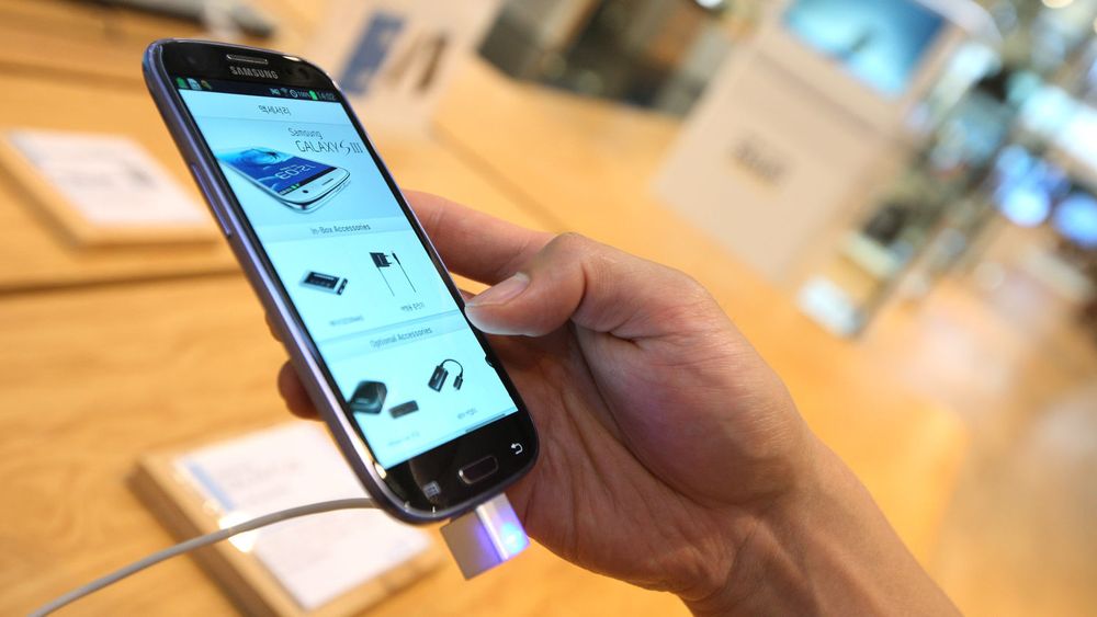 Apple mener Samsungs telefoner ikke bare er en ren kopi av deres iPhone. Nå krever de 2,5 milliarder dollar i erstatning og salgsforbud i USA. Samsung mener Apple ikke kan hevde monopol på et rektangel. De to selskapene prosederer saken for en jury i San Jose, California. Rettsaken er ventet å strekke seg ut hele august.På bildet er Samsungs nye storselger, Galaxy S III.