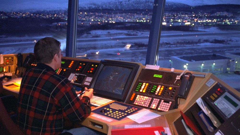 Forsker advarer mot at hackere relativt enkelt kan skape store problemer for flygeledere. Bildet er fra flygeleder-tårnet på Tromsø lufthavn. 