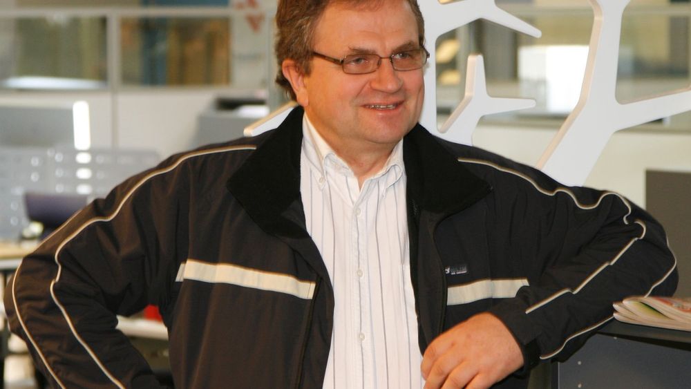 Svein Møllerhaug, kjent som både IT-sikkerhetsekspert og forfatter av datakrim, satser på å distribuere sin nyeste spenningsroman på egen hånd.
