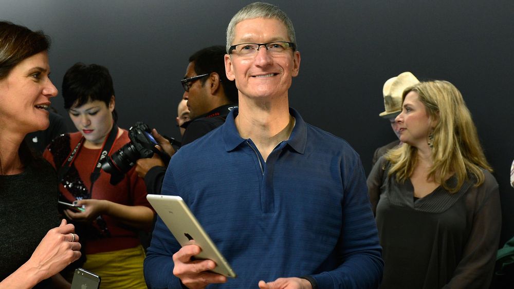 Apple-sjef Tim Cook med iPad mini, fra lanseringen i fjor høst. Billigbrettet førte til at snittprisen for iPad falt med nærmere 18 prosent. Tilsvarende kan en eventuell billigutgave av iPhone undergrave Apples omsetning på sikt.