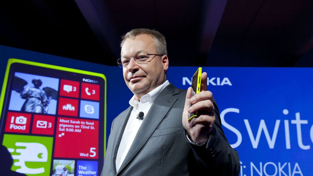 Stephen Elop viste fornøyd frem Nokias nye flaggskip under en pressekonferanse på sensommeren. Meglerhuset Pareto anbefaler nå investorer å kjøpe aksjer i selskapet før de fremlegger tall for tredje kvartal.