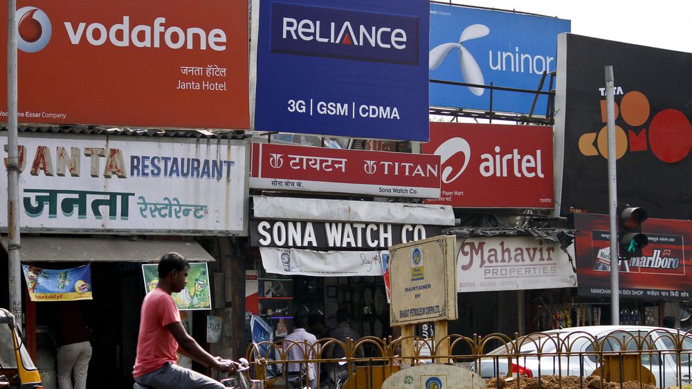 Reklamen i denne gaten i Mumbai gjenspeiler den harde konkurransen i Indias mobilmarked, mellom blant annet Vodafone, Reliance, Uninor, Airtel og Tata Docomo. Gjennomføres nye auksjoner på mobillisenser står flere utenlandske aktører i fare for milliardtap.