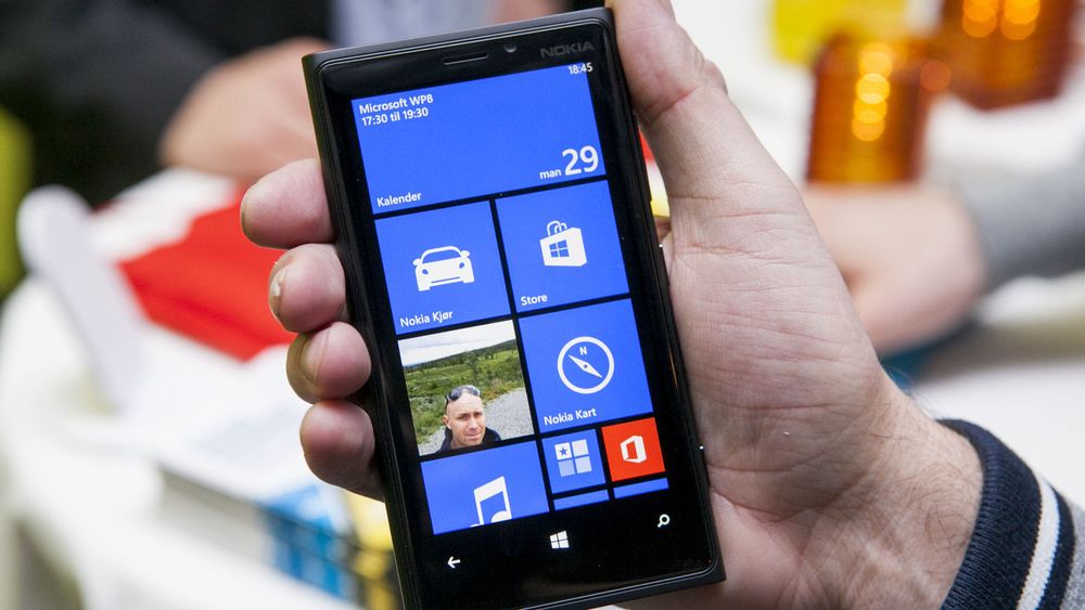 IDC har av uklare årsaker nesten halvert prognosene for hvor stor markedsandel Windows Phone, her representert ved en Nokia Lumia 920, vil få innen 2016.