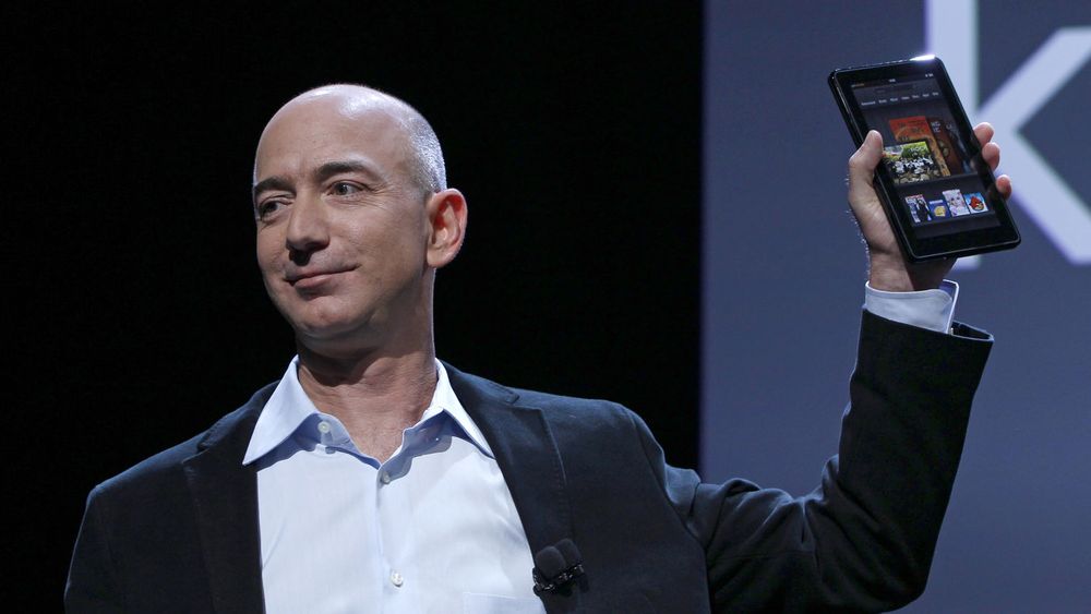 Kindle Fire ser ut til å bli en suksess, skal man tro lekkasjer fra Amazon. Her blir nettbrettet vist frem av Amazon-sjef Jeff Bezos. Bildet er fra lanseringen 28. september i år. 