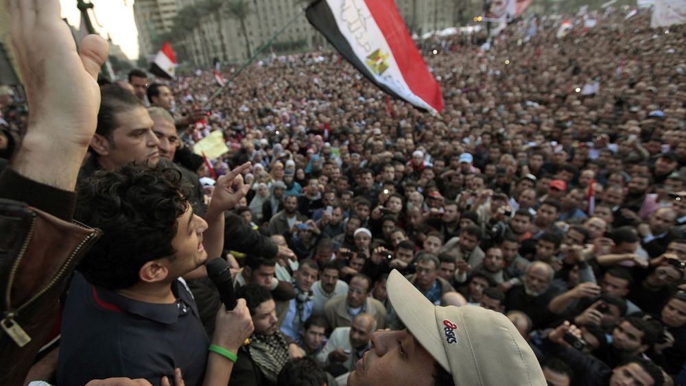 Googles markedsjef Wael Ghonim kan få fredprisen for sitt engasjement i den egyptiske revolusjonen. Her taler han til massene på Tahir-plassen i Kairo i begynnelsen av februar.