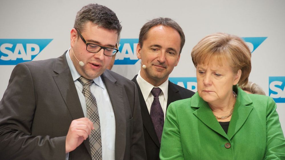 Forbundskansler Angela Merkel på SAP-stand på CeBIT: Hun får en innføring i Hana Oncolyzer fra SAP-sjef Jim Hagemann Snabe (i midten) og Christian Regenbrecht fra Charité, SAPs partner i forskningsprosjektet.
