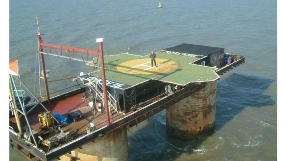 Sealand, en tilårskommen plattform i internasjonalt farvann utenfor Ipswich, huset i årene 2000 til 2008 serverparken til den frimodige nettjenesten HavenCo. Her poserer prins Mikael på det selverklærte fyrstedømmets helikopterplattform.