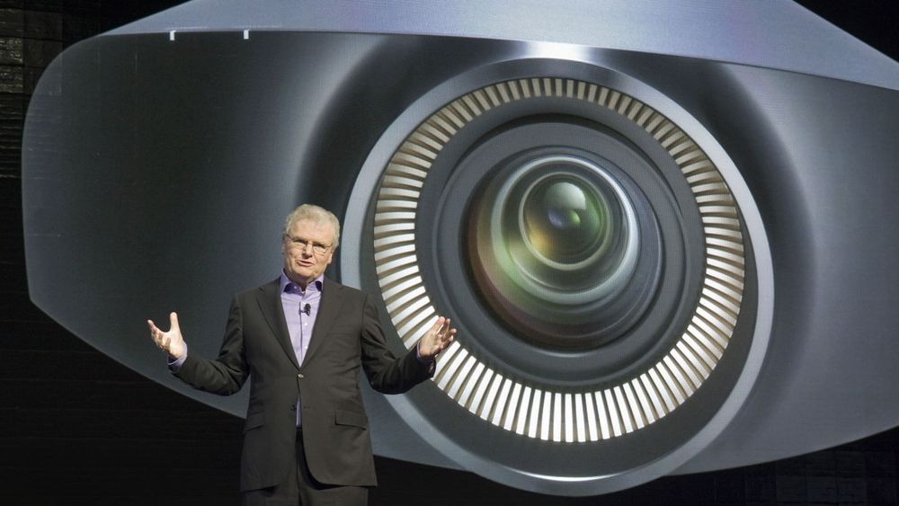 Howard Stringer presenterte en ny Sony-prosjektor på CES-messen i Las Vegas tidligere i år. 1. april går han av som toppsjef i det japanske selskapet. I fjor falt aksjekursen kraftig, i takt med at selskapet ble frakjørt i konkurransen med Apple og Samsung.