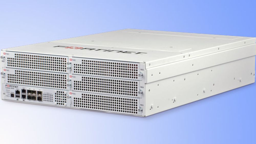 Fortinet 3950 leverer en gjennomstrømning på opptil 120 gigabit per sekund.