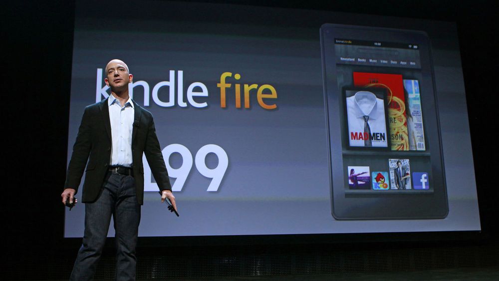 Onsdag kveld lanserte Amazon sitt helt nye nettbrett Kindle Fire til en brøkdel av prisen Apple tar for sitt nettbrett, iPad. REUTERS/Shannon Stapleton