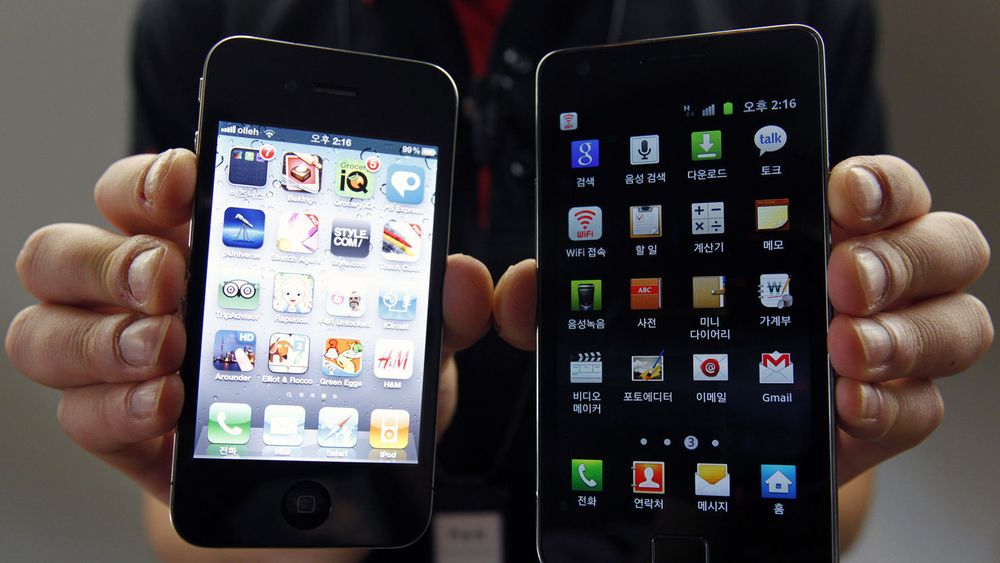 Samsung og Apple, her representert med hver sin smarttelefon, fortsetter sine juridiske slosskamper.