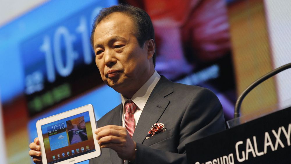 Samsungs toppsjef for mobile produkter,  Shin Jong-gyun, kan glede seg over å ha taklet Apple i en australsk domstol. Her viser han frem Samsungs Galaxy Tab 8.9 LTE på en lansering tidligere denne uken.