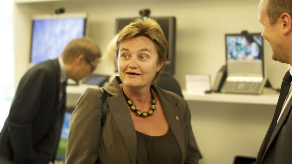Statsråd Rigmor Aasrud oppfordrer alle statlige virksomheter til å utarbeide en plan for hvordan de kan øke bruken av digitale kommunikasjonsløsninger. Hun mener disse planene bør iverksettes allerede i 2011.