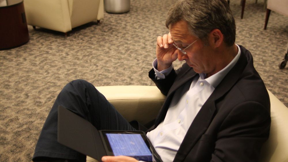 Statsminister Jens Stoltenberg er ivrig bruker av nye tjenester og IT-verktøy, her en iPad.