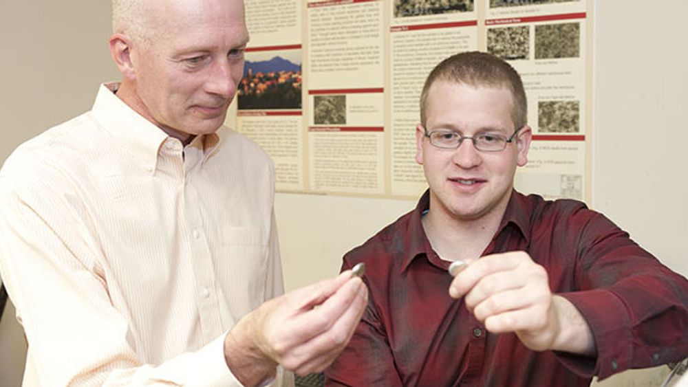 Professor Grant Norton og studenten David Mackay ved Washington State University viser fram Li-ion-basert knappbatterier med tinnbasert anode.