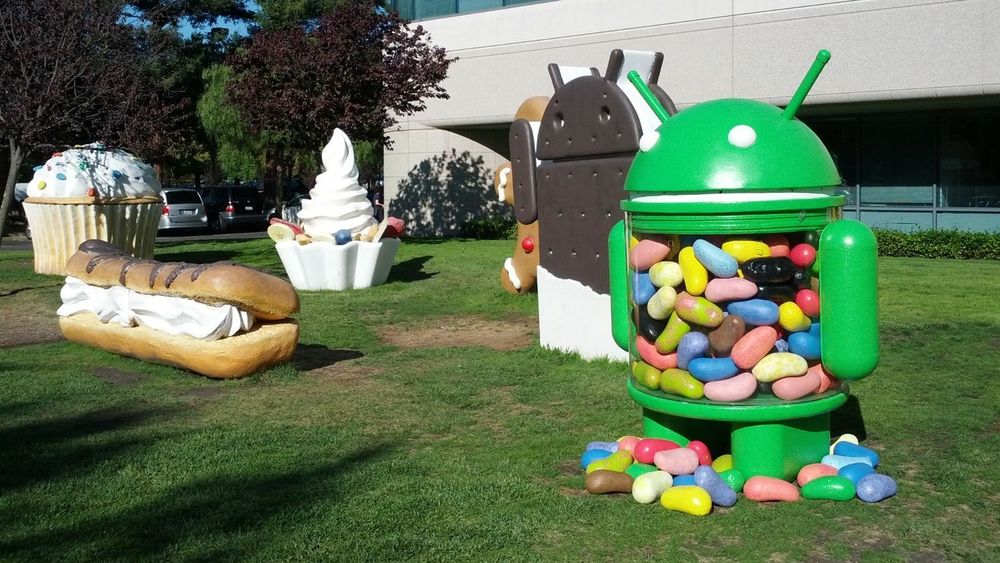 Statuene som representerer de ulike Android-versjonene, finnes ved Googles hovedkontor i Mountain View, California. Her er også en ny og varmesikker Jelly Bean-figur kommet på plass, etter at den første smeltet i varmen.