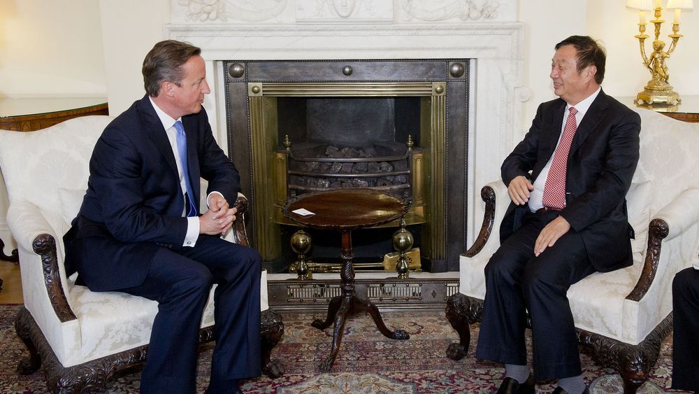 Toppsjef og gründer i Huawei, Ren Zhengfei, foran peisen i Downing Street 10 med statsminister David Cameron, 11. september 2012. 