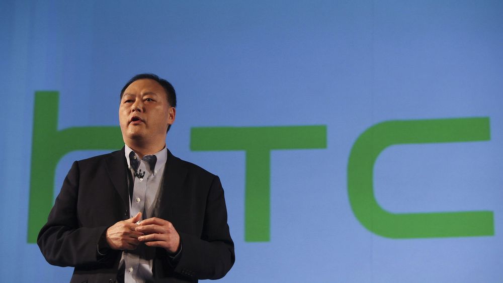 HTCs toppsjef Peter Chou opplever at selskapet han leder er iferd med å bli skvist mellom Samsung og Apple på den ene siden - og kinesiske lavpris-aktører på den andre siden. På ett år er 67 prosent av selskapets verdi blåst bort og i andre kvartal sto selskapet for en svært liten del av markedet. Nå spør investerer seg om det er plass til den taiwanske aktøren. 