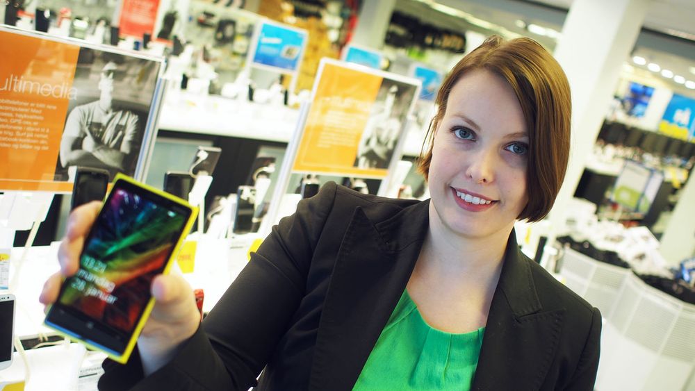 Marte Ottemo i Stiftelsen Elektronikkbransjen poserer med en Nokia-smarttelefon. Salget av denne type telefoner reddet omsetningsveksten for norske el-forhandlere i 2012.
