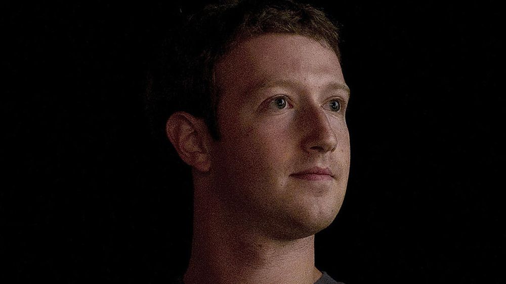Mark Zuckerberg kunne endelig merke seg oppgang for aksjekursen til selskapet han starter og leder. Siden mai har halvparten av verdien til Facebook forduftet, men onsdag steg kursen med 23 prosent - den største veksten på en dag siden de gikk på børs. 