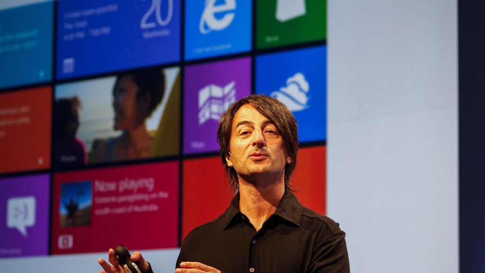Joe Belfiore viser fram Windows Phone 8 under et arrangement i San Francisco i går.