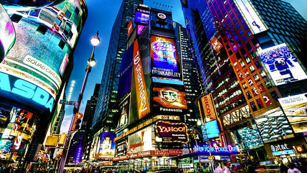 Travle Times Square på Manhattan får nå gratis trådløst nett av AT&T i et forsøk på å løse opp den mobile trafikkorken som har oppstått i området.