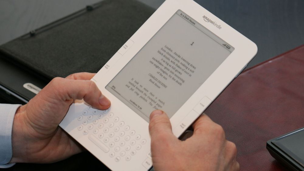 Amazon selger sitt lesebrett, Kindle, så billig at de taper per enhet. Bildet er fra en eldre versjon da denne ble presentert for det norske markedet i fjor. 