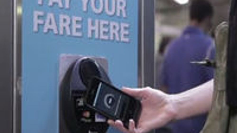 Bruk av NFC-basert betalingssystem for billetter.