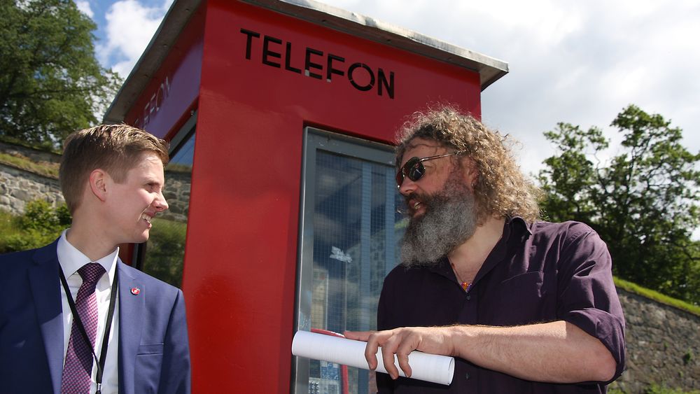 En gammel telefonkiosk var kulisse da statssekretær Reynir Jóhannesson (t.v.) fikk innspill fra IKT Norge og Torgeir Waterhouse om bedre digital infrastruktur.