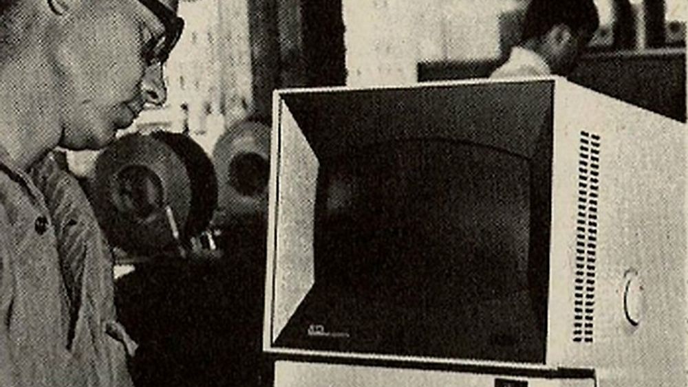 Stortingsmedarbeider for NRK Jon Aanerud tester knappene på en av spørrestasjonene før valgsendingen i september 1969.