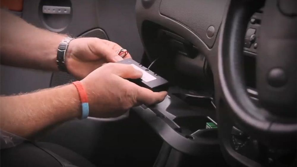 I USA og Storbritannia finnes det bilforsikringsselskaper som allerede krever at kundene, i alle fall de yngste, har en form for svart boks montert i bilen. Bildet er fra en monteringsvideo fra britiske Ingenie.